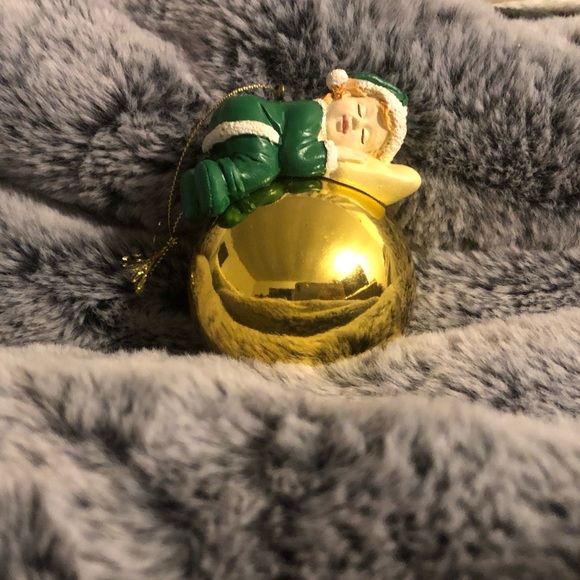 Set of 2 Christmas Ornaments Sleeping Babies Red Green Outfits Resin Gold Orbs - Picture 3 of 11